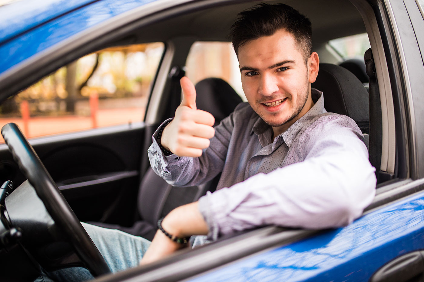 hombre sonriente feliz que sienta dentro coche que muestra pulgares arriba chico guapo entusiasmado su nuevo vehiculo expresion cara positiva