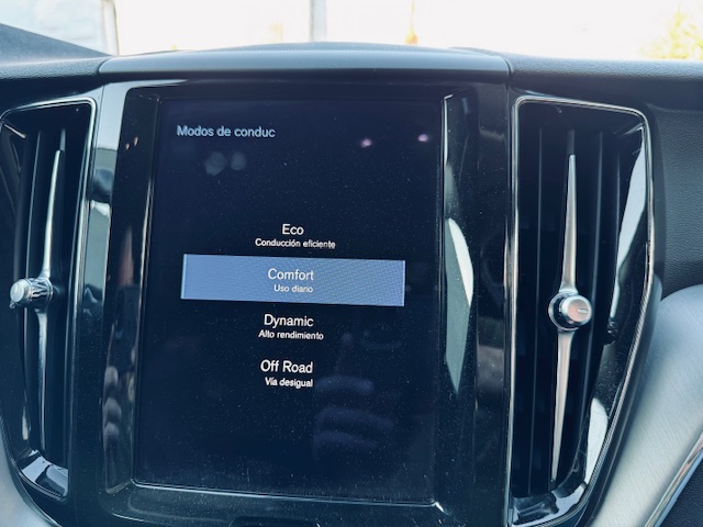 VOLVO XC60 2.0 B4 G Momentum Pro Auto - Imagen 11